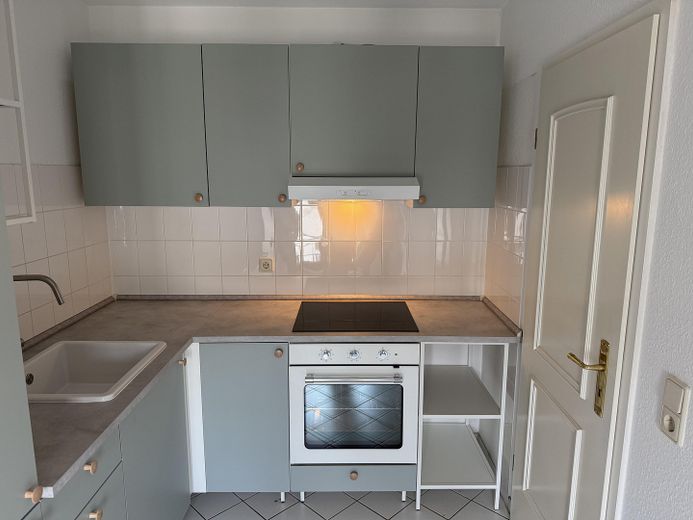 1-Zimmer-Dachgeschosswohnung mit Balkon und neuer Einbauküche – Küche