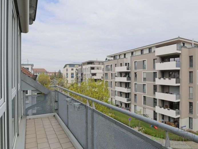 (EF0779_M) Dresden: Striesen-Süd, merkeze yakın, balkonlu, WiFi’lı, klimalı, mobilyalı 3 odalı daire, yer altı garajı park yeri – Fotoğraf 1