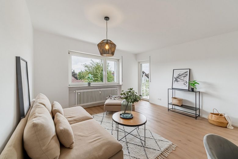Hochwertig modernisierte 4-Zimmer-Wohnung mit Loggia & Garage in ruhiger Lage von Ehningen – Wonzimmer