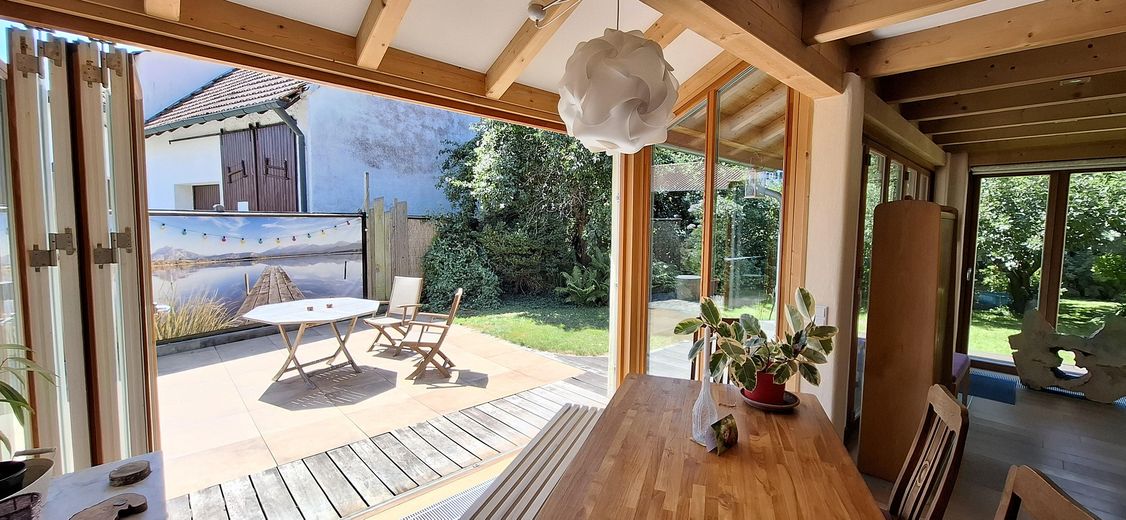 Arrivare. Respirare. Sentirsi a casa. Casa d'architetto in costruzione ecologica in legno – EG Terrasse Mitte