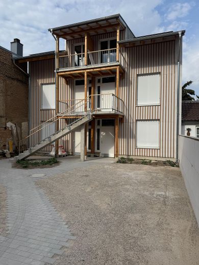 Erstbezug: Loft mit großer Terrasse und Garten – Haus von vorne