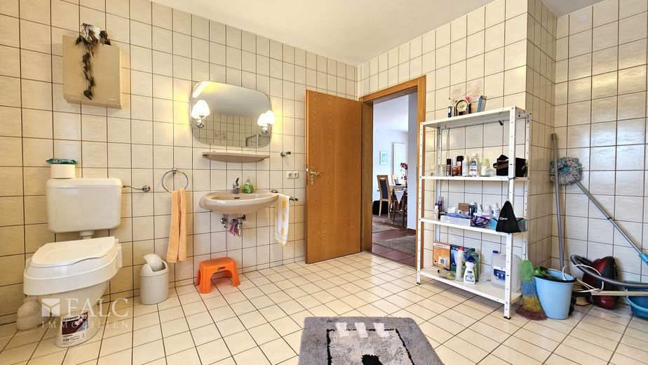 Attraktives Einfamilienhaus mit Doppelgarage, PV-Anlage und ausgebautem Keller – Badezimmer