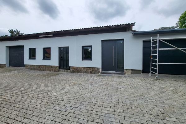 Moderne Gewerbeeinheit mit Büro- und Lagerflächen