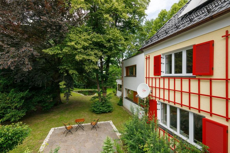 Helle ruhige Wohnung im Park mit großem Süd-West-Nord-Balkon – Sitzplatz und Wohnung