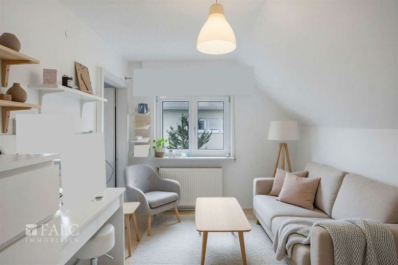 Mehr Raum als man denkt - kleines Haus, großes Grundstück – Wohnzimmer