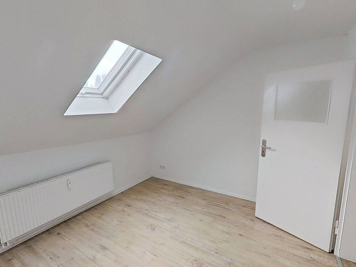 Luminoso appartamento di 2 locali all’ultimo piano con moderno bagno con luce naturale, a pochi passi dal centro città – Ansicht II: Schlafzimmer