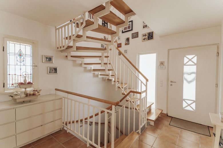 Field-edge location & sunset, detached single-family house with 224 sqm and PV system – Treppe