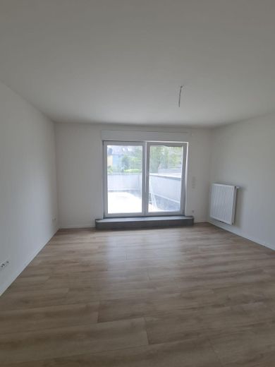 ERSTBEZUG NACH SANIERUNG – MODERNE 2-ZIMMER-WOHNUNG MIT GROSSER TERRASSE UND EINBAUKÜCHE – Wohnzimmer