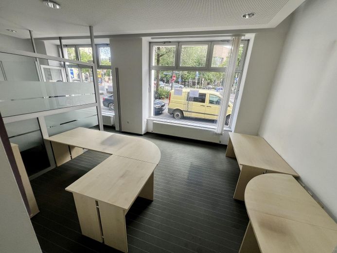 Representative ground-floor space in a central location – ideal as office, store, or showroom – Foto 3