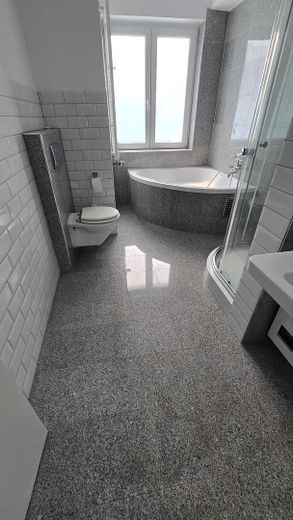 Ampio appartamento ristrutturato di 5 locali al piano in Rüttenscheid con balcone, bagno per gli ospiti, ascensore, 4° piano – Bad