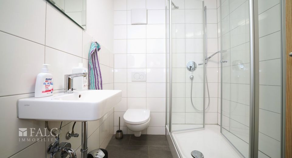 Geschäftsleute aufgepasst! Großzügiges Mietobjekt mit vielen Nutzungsmöglichkeiten - FALC Immobilien – Bad m/ WC I