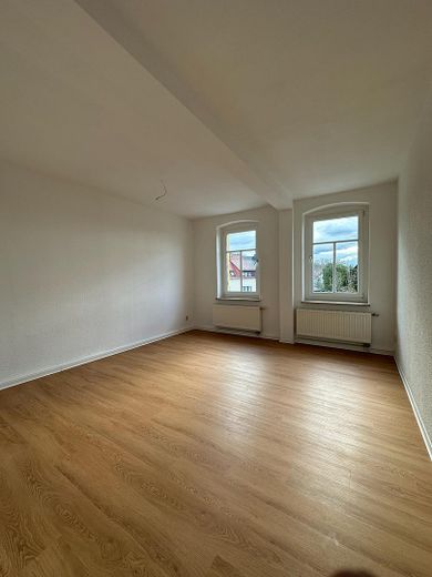 Świeżo odnowione, kuchnia w zabudowie + miejsce parkingowe w cenie: 67 m² w kamienicy za jedyne 371 € czynszu bez opłat! – Zdjęcie 3