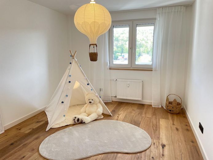 FIRST OCCUPANCY: Renovated dream home with 9th floor long-distance view & balcony - move in & feel at home – Kinderzimmer / Büro