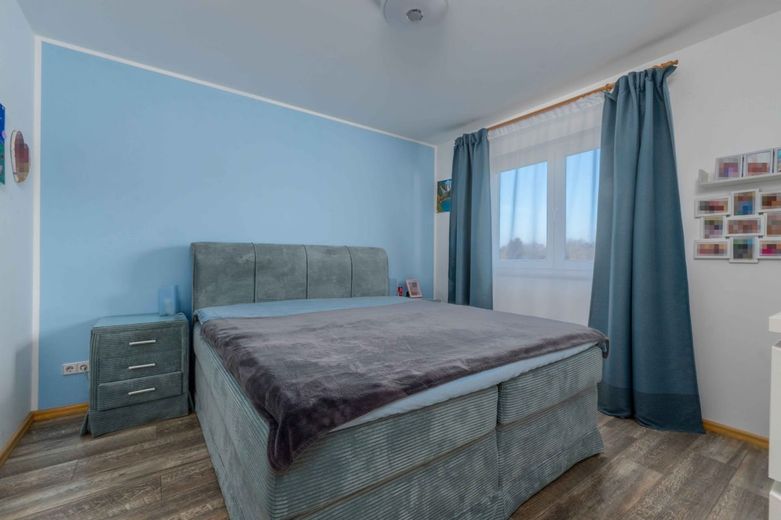 Stadtvilla in Berlin-Rudow - Zeitlos, durchdacht und sofort bezugsfertig – Hauptschlafzimmer mit ruhiger Farbgestaltung
