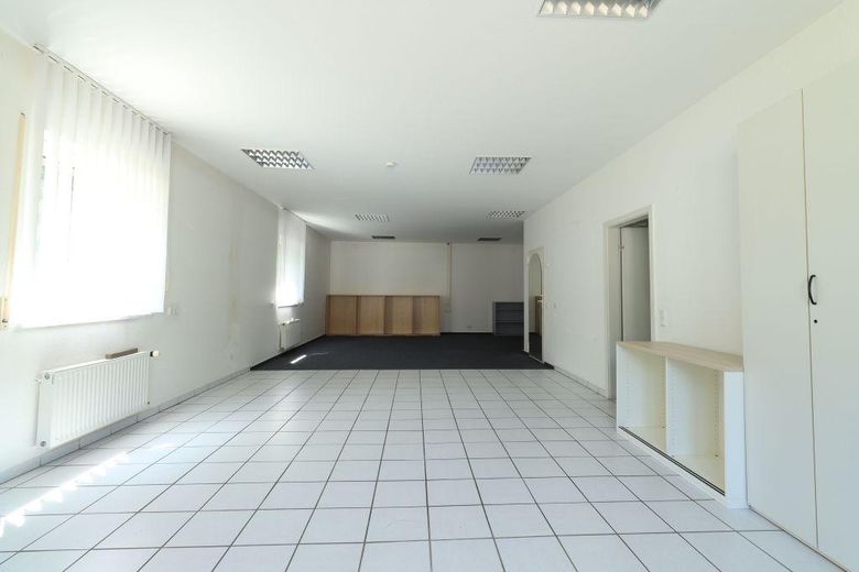 Modern commercial unit / office space for rent in a well-maintained location – Photo 11