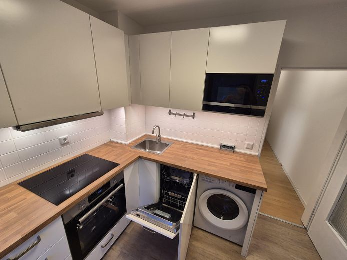 Ruhige, möblierte 1,5-Zimmer-Wohnung mit Südbalkon und TG-Stellplatz in Nürnberg-Wetzendorf – Wasch-Trockenautomat