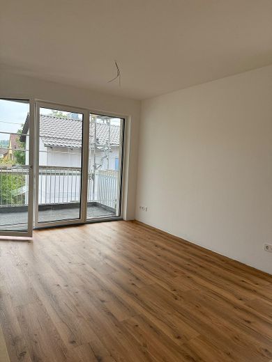 Appartamento di 4 locali al 1° piano - abitare moderno nel centro di Esslingen-Zell – Wohnimmer Richtung Balkon
