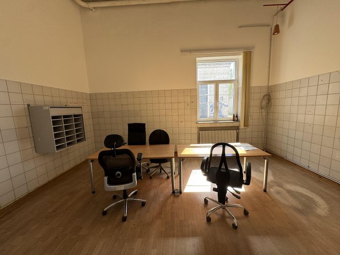Robuste Industriehalle für Lager, Produktion, Gewerbe – Büro 1
