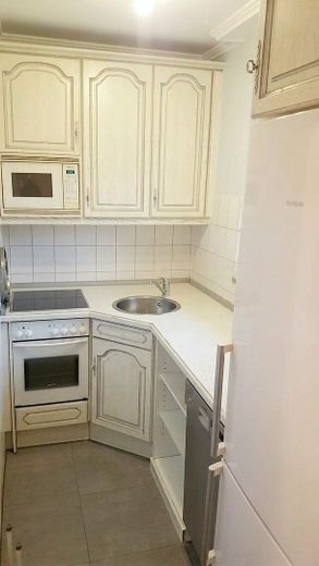 Affascinante appartamento di proprietà con 1 stanza, balcone e posto auto a Wedel – Küche