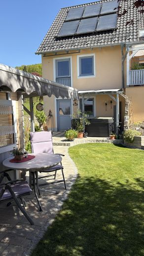 Orman kıyısında sakin bir konumda sıra dışı bir ev. Havuzlu, jakuzili ve uzak manzaralı eşsiz bir mülk. – Gartenh. zum Kellereingang 