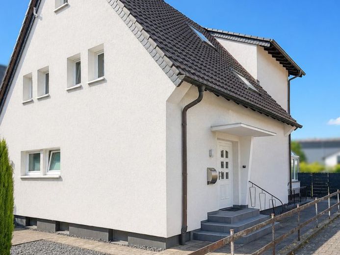 Dwa mieszkania, jeden dom: dom dwurodzinny z wymarzonym ogrodem w Langenfeld-Reusrath – Zdjęcie 1