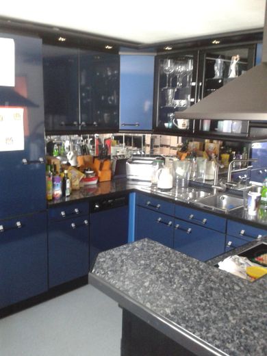***Traumhaftes Haus mit Whirlpool zwischen Köln und Bonn – Wohnen – Blaue hochwertige Küche 