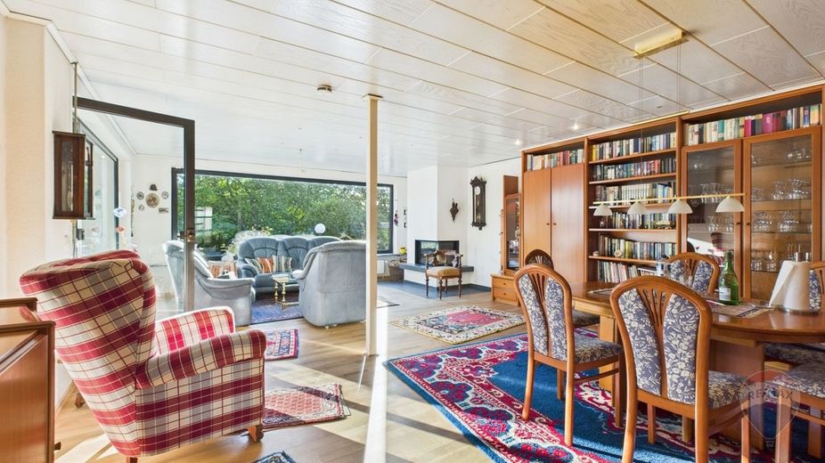 Provisionsfrei für den Käufer!
Großes Einfamilienhaus mit Südwest-Terrasse und Feldrandblick – Wohn-Esszimmer