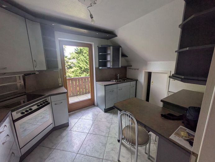 3 Zimmer Wohnung Oberasbach Altenberg – Küche mit Abstellkammer