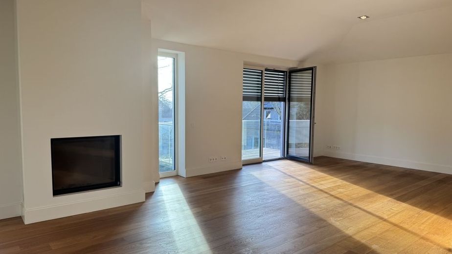 Moderne Obergeschosswohnung mit 2 Balkonen, Tiefgarage und Aufzug im Stadtgartenviertel Hagen – Wohnzimmer mit Kamin