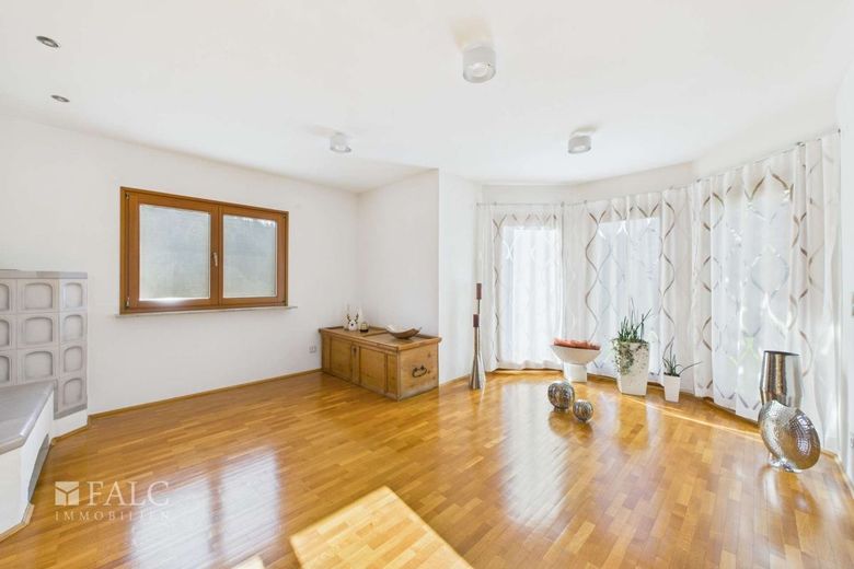 Großzügiges Einfamilienhaus mit Einliegerwohnung und Pool in ruhiger Lage – Wohnzimmer -1