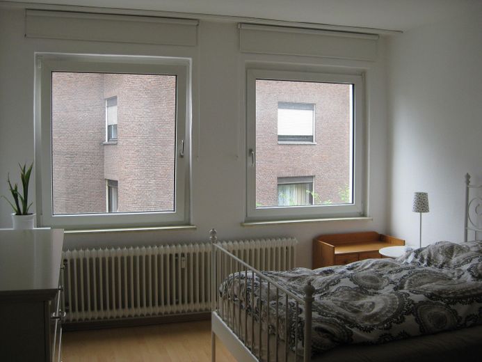 Schöne, helle 2-Zimmer Wohnung mit Küche – Schlafzimmer