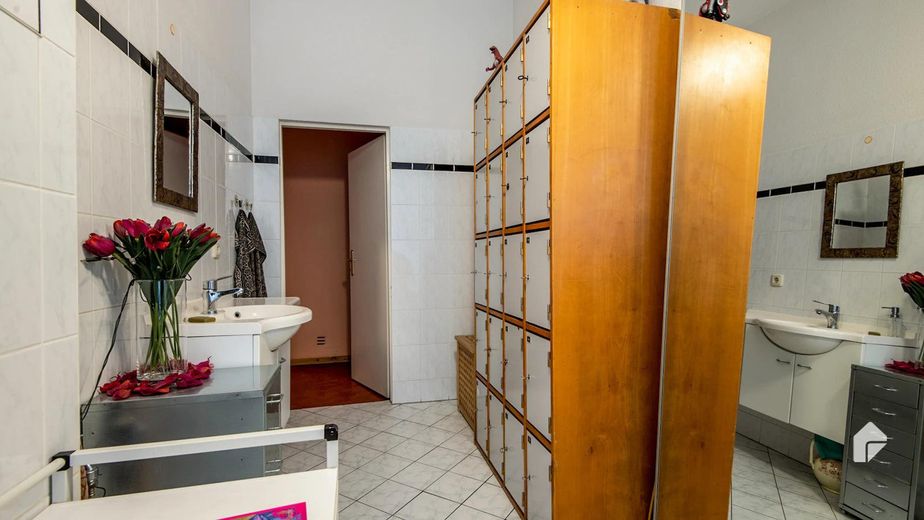 Provisionsfrei: 111 m² Altbau-Kapitalanlage mit 2 Südbalkonen, Helmholtz-Kiez Prenzlauer Berg – Bad 01