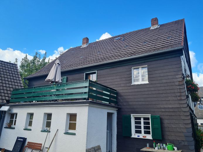 Historisches Fachwerk-Ensemble (Haupthaus + Nebengebäude + 2 Garagen) – Rückansicht Haupthaus