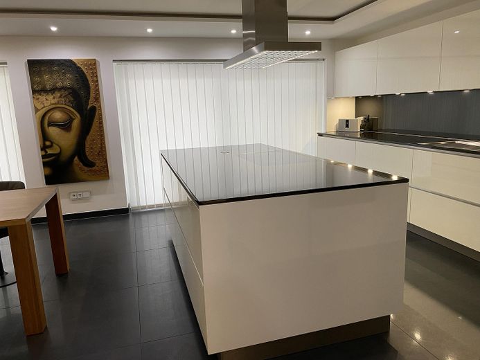Esclusivo appartamento di 6 locali, 304 mq/KB/Garage/Terrazza/Giardino – Küche