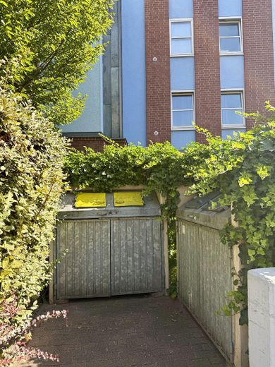 Bezugsfrei in Flingern: 1-Zimmer-Wohnung mit Balkon, Keller und Tiefgarage – Haus vorne