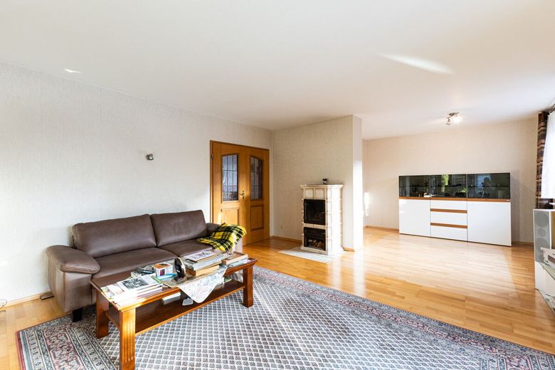 Familientraum in Bönningstedt: Solides EFH mit Wintergarten &amp; Doppelgarage – Wohn-Esszimmer