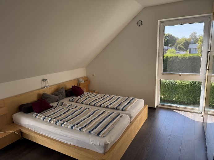 Modernes Massivhaus in ruhiger Neubausiedlung: Südausrichtung, Terrassendach, Sauna & 9m-Garage – Schlafraum rechts OG 1