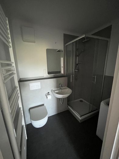 परिवार या साझा आवास के लिए आदर्श: बालकनी और मॉड्यूलर रसोई सहित नवीनीकृत 3-कमरों का अपार्टमेंट – Duschbad