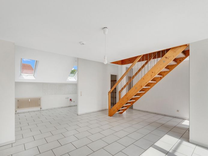 Ampio appartamento su due livelli con grande terrazza sul tetto e posto auto in garage sotterraneo a Gottmadingen – Wohnzimmer