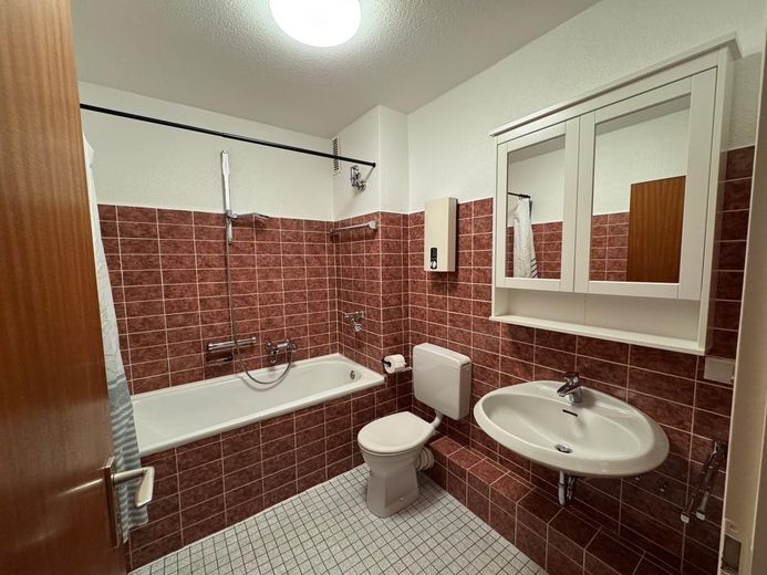 Großzügige 4-Zi.-Whg. (2 2/2 Zi.) mit Balkon/Südlage ; auf großem Grundstück ; provisionsfrei – Badezimmer (Blick von Tür)