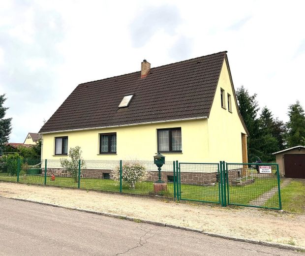 RESERVIERT: 160 m² Wohnfläche, 879 m² Grundstück: Viel Platz für Familie, Arbeit und eigene Ideen – Straßenansicht