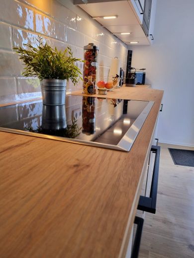 Bellissima casa bifamiliare con ampio giardino, piscina, garage, cucina componibile ecc. – Küche
