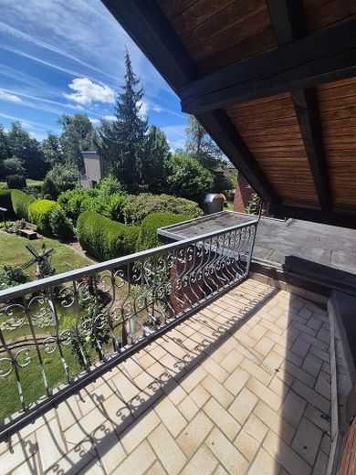 Charmantes Einfamilienhaus mit traumhaftem Südgarten, Wintergarten und Doppelgarage – Balkon DG