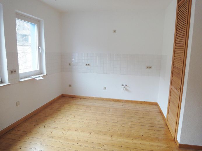 Für Holzfreunde: 2Z, Wohnküche, Bad, Flur, Abstell – Wohnküche