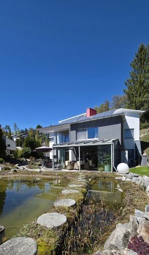 Hochwertiges Architektenhaus mit Wintergarten, Teich und 1.541 m² Grundstück in Albstadt-Tailfingen – Außenansicht mit Garten