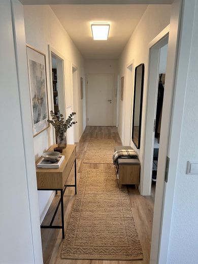 Eerste bewoning na grondige renovatie: lichte 3-kamerwoning met inbouwkeuken, balkon & garage – Flur (KI-Einrichtung) 