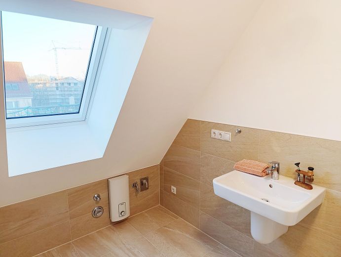 Dachgeschoß-Maisonette-Wohnung 44 qm am Tilsiter Platz in Kiel-Ellerbek – geräumiges Bad