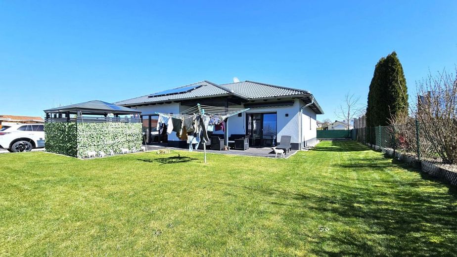 Neuwertiger Bungalow mit Einliegerwohnung &amp; hoher Energieeffizienz – Garten + Terasse