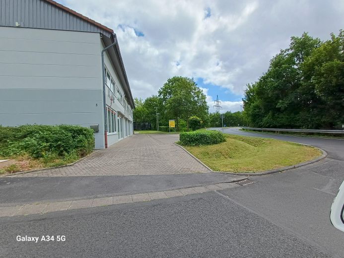 Veelzijdig bruikbaar commercieel vastgoed (kantoor, praktijk, hal, studio, ambacht, handel). 1a-locatie – Außen/Einfahrt