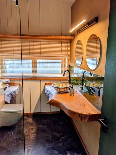 Traumhaftes Loftstudio mit grandiosem Blick in die Horlofftal-Auen.  Neubau Erstbezug. Möbliert. – Badezimmer 